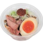 辛みそ入りメンマ＆チャーシュー 越後みそ使用 セブンイレブン メンマ，チャーシューと煮玉子に、辛みそを付けて食べるおつまみ仕立てのカップデリです。