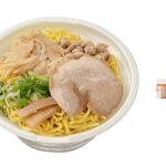 セブンイレブンの札幌すみれ監修 濃厚みそラーメンを比較する。税込価格：646円、カロリー：692kcal、1円あたりカロリー：1.07kcal/円、たんぱく質：25g、1円あたりたんぱく質：0.04g/円、脂質：21.2g、炭水化物：102.5g、糖質：98.3g、食物繊維：4.2g、食塩相当量：5.8g。北海道札幌市の人気ラーメン店「すみれ」が監修した、濃厚な味わいの味噌ラーメンです。アレルギー：卵、乳、小麦。