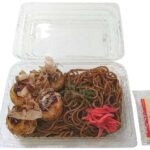 セブンイレブンの焼そば＆たこ焼を比較する。税込価格：497円、カロリー：596kcal、1円あたりカロリー：1.20kcal/円、たんぱく質：15.2g、1円あたりたんぱく質：0.03g/円、脂質：20.2g、炭水化物：90.5g、糖質：86g、食物繊維：4.5g、食塩相当量：5.3g。ウスターソースなどでコクのある味わいに仕上げたシンプルなソース焼そばに、とろっとした食感のたこ焼を組み合わせました。アレルギー：卵、小麦。