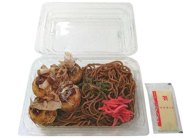 セブンイレブンの焼そば＆たこ焼を比較する。税込価格：497円、カロリー：596kcal、1円あたりカロリー：1.20kcal/円、たんぱく質：15.2g、1円あたりたんぱく質：0.03g/円、脂質：20.2g、炭水化物：90.5g、糖質：86g、食物繊維：4.5g、食塩相当量：5.3g。ウスターソースなどでコクのある味わいに仕上げたシンプルなソース焼そばに、とろっとした食感のたこ焼を組み合わせました。アレルギー：卵、小麦。