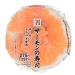 セブンイレブンのサーモンの寿司を比較する。税込価格：297円、カロリー：198kcal、1円あたりカロリー：0.67kcal/円、たんぱく質：5.9g、1円あたりたんぱく質：0.02g/円、脂質：2.8g、炭水化物：38g、糖質：36.8g、食物繊維：1.2g、食塩相当量：2.4g。人気のサーモントラウトを使った寿司です。アレルギー：小麦。