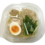 セブンイレブンの冷たい塩ラーメン 北海道産山わさび使用を比較する。税込価格：538円、カロリー：378kcal、1円あたりカロリー：0.70kcal/円、たんぱく質：16.2g、1円あたりたんぱく質：0.03g/円、脂質：6.3g、炭水化物：67.1g、糖質：61g、食物繊維：6.1g、食塩相当量：4.6g。つるんと喉ごしの良い麺を、さっぱりとした塩味スープと香り高い北海道産の山わさびで食べる冷たい塩ラーメンです。アレルギー：卵、小麦。