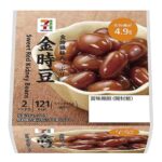 セブンイレブンの７プレミアム 金時豆を比較する。税込価格：181円、カロリー：121kcal、1円あたりカロリー：0.67kcal/円、たんぱく質：2.8g、1円あたりたんぱく質：0.02g/円、脂質：0.3g、炭水化物：29.3g、糖質：24.4g、食物繊維：4.9g、食塩相当量：0.2g。煮汁がたっぷり染み込んだ金時豆です。２回に分けて便利に食べることができます。アレルギー：なし。