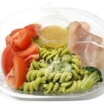 トマトと生ハムのバジルサラダ セブンイレブン トマトと生ハムにバジル風味のマカロニサラダとレタス等の野菜を組み合わせた、相性の良いイタリアンドレッシングと一緒に召し上がっていただくサラダです。