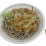 セブンイレブンのだしが自慢のかき揚げそばを比較する。税込価格：540円、カロリー：511kcal、1円あたりカロリー：0.95kcal/円、たんぱく質：18.2g、1円あたりたんぱく質：0.03g/円、脂質：16.7g、炭水化物：74.8g、糖質：69.2g、食物繊維：5.6g、食塩相当量：4.6g。信州産のそば粉を使った風味とのど越しの良いそばと、かき揚げを盛付けた温かいお蕎麦です。アレルギー：卵、小麦、そば、えび。