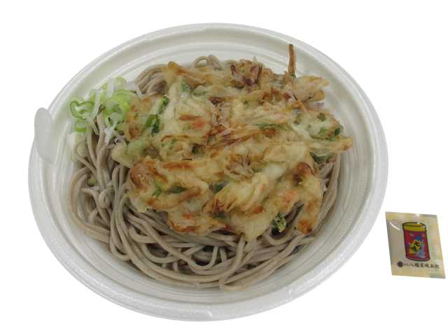 セブンイレブンのだしが自慢のかき揚げそばを比較する。税込価格：540円、カロリー：511kcal、1円あたりカロリー：0.95kcal/円、たんぱく質：18.2g、1円あたりたんぱく質：0.03g/円、脂質：16.7g、炭水化物：74.8g、糖質：69.2g、食物繊維：5.6g、食塩相当量：4.6g。信州産のそば粉を使った風味とのど越しの良いそばと、かき揚げを盛付けた温かいお蕎麦です。アレルギー：卵、小麦、そば、えび。