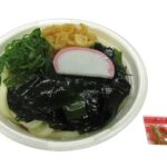 セブンイレブンのミニわかめうどん。税込価格：378円、カロリー：226kcal、たんぱく質：8.3g、脂質：3.8g、炭水化物：41.4g、糖質：38g、食物繊維：3.4g、食塩相当量：3.8g。わかめの風味と食感を存分に味わうことができるミニタイプのうどんです。アレルギー：小麦、えび。