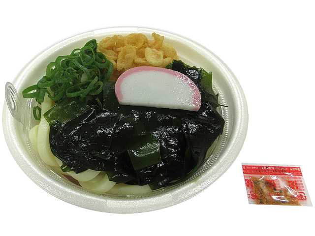 セブンイレブンのミニわかめうどん。税込価格：378円、カロリー：226kcal、たんぱく質：8.3g、脂質：3.8g、炭水化物：41.4g、糖質：38g、食物繊維：3.4g、食塩相当量：3.8g。わかめの風味と食感を存分に味わうことができるミニタイプのうどんです。アレルギー：小麦、えび。