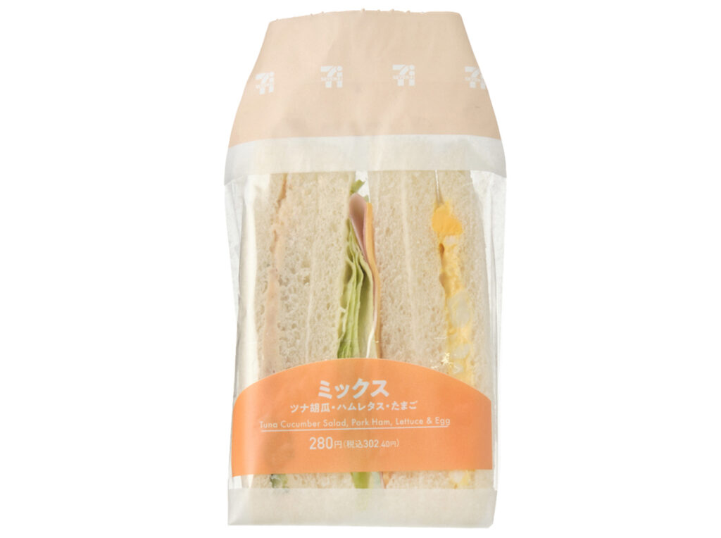 セブンイレブンのミックスサンドを比較する。税込価格：302円、カロリー：306kcal、1円あたりカロリー：1.01kcal/円、たんぱく質：10.3g、1円あたりたんぱく質：0.03g/円、脂質：16.3g、炭水化物：30.4g、糖質：28.7g、食物繊維：1.7g、食塩相当量：1.3g。定番具材のツナ、ハムレタス、たまごの３種類を食べられるサンドイッチです。アレルギー：卵、乳、小麦。