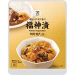 セブンイレブンの７プレミアム 福神漬。税込価格：106円、カロリー：107kcal、たんぱく質：2.1g、脂質：0.1g、炭水化物：25.9g、糖質：23.1g、食物繊維：2.8g、食塩相当量：3.8g。使用している野菜はすべて国産野菜。素材の持ち味を活かすように丁寧に漬込みました。カレーの味を引き立てるすっきりした甘さに仕上げました。アレルギー：小麦。