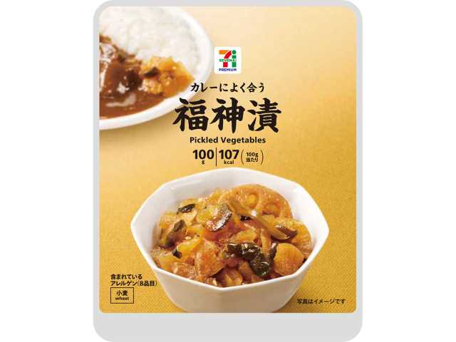 セブンイレブンの７プレミアム 福神漬。税込価格：106円、カロリー：107kcal、たんぱく質：2.1g、脂質：0.1g、炭水化物：25.9g、糖質：23.1g、食物繊維：2.8g、食塩相当量：3.8g。使用している野菜はすべて国産野菜。素材の持ち味を活かすように丁寧に漬込みました。カレーの味を引き立てるすっきりした甘さに仕上げました。アレルギー：小麦。