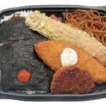 セブンイレブンの明太のり弁当５９８を比較する。税込価格：646円、カロリー：733kcal、1円あたりカロリー：1.13kcal/円、たんぱく質：16.1g、1円あたりたんぱく質：0.02g/円、脂質：22.4g、炭水化物：118.2g、糖質：115.4g、食物繊維：2.8g、食塩相当量：3.7g。御飯の上におかか昆布煮をまぶし、海苔の上に明太子を盛り付けたのり弁当です。人気のおかずを組み合わせました。アレルギー：卵、乳、小麦。