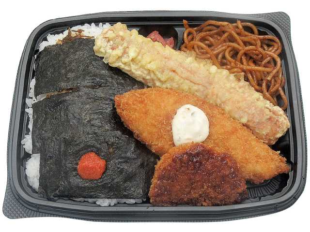 セブンイレブンの明太のり弁当５９８を比較する。税込価格：646円、カロリー：733kcal、1円あたりカロリー：1.13kcal/円、たんぱく質：16.1g、1円あたりたんぱく質：0.02g/円、脂質：22.4g、炭水化物：118.2g、糖質：115.4g、食物繊維：2.8g、食塩相当量：3.7g。御飯の上におかか昆布煮をまぶし、海苔の上に明太子を盛り付けたのり弁当です。人気のおかずを組み合わせました。アレルギー：卵、乳、小麦。