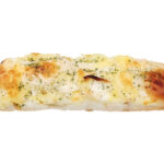 セブンイレブンのこんがりチーズオニオンスティックを比較する。税込価格：214円、カロリー：270kcal、1円あたりカロリー：1.26kcal/円、たんぱく質：6.9g、1円あたりたんぱく質：0.03g/円、脂質：14.2g、炭水化物：29.3g、糖質：27.9g、食物繊維：1.4g、食塩相当量：0.9g。スティックタイプのふんわりしたパン生地にたまねぎとチーズを乗せ焼き込んだ惣菜パンです。アレルギー：卵、乳、小麦。