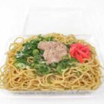 セブンイレブンの屋台風ねぎ塩焼そばを比較する。税込価格：400円、カロリー：480kcal、1円あたりカロリー：1.20kcal/円、たんぱく質：17.2g、1円あたりたんぱく質：0.04g/円、脂質：8.6g、炭水化物：86.1g、糖質：80.8g、食物繊維：5.3g、食塩相当量：4.4g。屋台をイメージしフードパックに盛り付けた、チキンベースの塩だれと黒胡椒で炒めた塩焼そばです。アレルギー：卵、小麦。