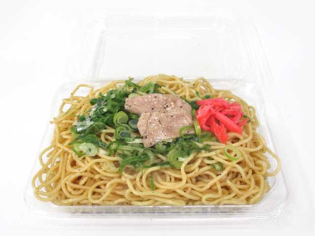 セブンイレブンの屋台風ねぎ塩焼そばを比較する。税込価格：400円、カロリー：480kcal、1円あたりカロリー：1.20kcal/円、たんぱく質：17.2g、1円あたりたんぱく質：0.04g/円、脂質：8.6g、炭水化物：86.1g、糖質：80.8g、食物繊維：5.3g、食塩相当量：4.4g。屋台をイメージしフードパックに盛り付けた、チキンベースの塩だれと黒胡椒で炒めた塩焼そばです。アレルギー：卵、小麦。