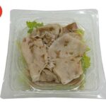 セブンイレブンのたんぱく質が摂れる豚しゃぶサラダを比較する。税込価格：484円、カロリー：226kcal、1円あたりカロリー：0.47kcal/円、たんぱく質：21g、1円あたりたんぱく質：0.04g/円、脂質：13.4g、炭水化物：6.3g、糖質：4.4g、食物繊維：1.9g、食塩相当量：1.7g。豚しゃぶと野菜を一緒に食べられるサラダです。コクのあるごまドレッシングをかけてお召し上がりください。アレルギー：卵、小麦。