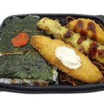 セブンイレブンの明太海苔弁当を比較する。税込価格：646円、カロリー：794kcal、1円あたりカロリー：1.23kcal/円、たんぱく質：20.9g、1円あたりたんぱく質：0.03g/円、脂質：28.6g、炭水化物：115.4g、糖質：110.7g、食物繊維：4.7g、食塩相当量：4.3g。ちくわの磯辺揚げや白身フライなど定番のおかずを盛りつけた海苔弁当です。アレルギー：卵、乳、小麦。