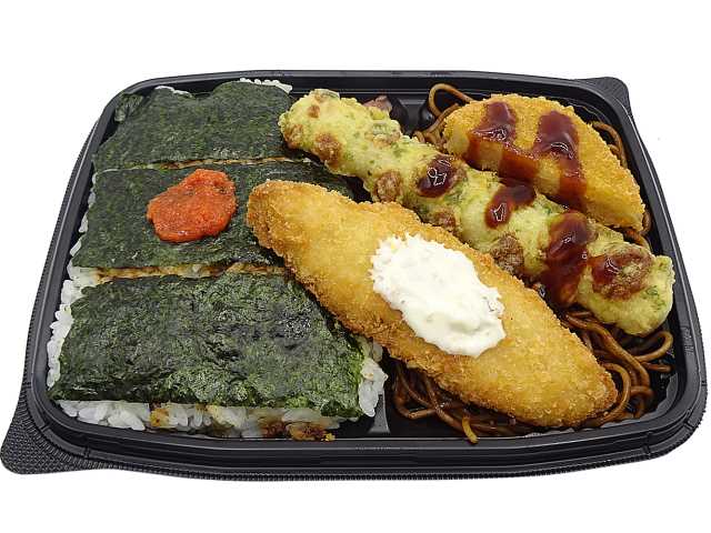 セブンイレブンの明太海苔弁当を比較する。税込価格：646円、カロリー：794kcal、1円あたりカロリー：1.23kcal/円、たんぱく質：20.9g、1円あたりたんぱく質：0.03g/円、脂質：28.6g、炭水化物：115.4g、糖質：110.7g、食物繊維：4.7g、食塩相当量：4.3g。ちくわの磯辺揚げや白身フライなど定番のおかずを盛りつけた海苔弁当です。アレルギー：卵、乳、小麦。