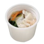 セブンイレブンのつるっと食感 旨塩海老ワンタンスープを比較する。税込価格：354円、カロリー：130kcal、1円あたりカロリー：0.37kcal/円、たんぱく質：7.5g、1円あたりたんぱく質：0.02g/円、脂質：3.1g、炭水化物：19.1g、糖質：16.9g、食物繊維：2.2g、食塩相当量：3.3g。旨味の効いた塩ベーススープでつるっとした皮とぷりっとした食感のワンタンを楽しめる商品です。アレルギー：卵、小麦、えび。
