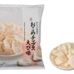 セブンイレブンのセブンプレミアム おこめチップスえび味。税込価格：108円、カロリー：164kcal、たんぱく質：1.9g、脂質：10.7g、炭水化物：15.1g、糖質：14.9g、食物繊維：0.2g、食塩相当量：0.4g。国産米を使用した、ふんわりしつつサクっとした食感のお米チップスです。シンプルなえび味で食べ進み抜群です。アレルギー：えび。