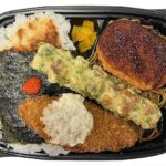 セブンイレブンのおかずぎっしり海苔弁当を比較する。税込価格：743円、カロリー：919kcal、1円あたりカロリー：1.24kcal/円、たんぱく質：21.6g、1円あたりたんぱく質：0.03g/円、脂質：38.2g、炭水化物：124.9g、糖質：119.5g、食物繊維：5.4g、食塩相当量：5.5g。白身フライやちくわ磯辺揚げに加え、コロッケ、焼きそばなど定番のおかずを盛り付けた海苔弁当です。アレルギー：卵、乳、小麦。