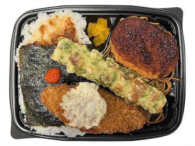 セブンイレブンのおかずぎっしり海苔弁当を比較する。税込価格：743円、カロリー：919kcal、1円あたりカロリー：1.24kcal/円、たんぱく質：21.6g、1円あたりたんぱく質：0.03g/円、脂質：38.2g、炭水化物：124.9g、糖質：119.5g、食物繊維：5.4g、食塩相当量：5.5g。白身フライやちくわ磯辺揚げに加え、コロッケ、焼きそばなど定番のおかずを盛り付けた海苔弁当です。アレルギー：卵、乳、小麦。
