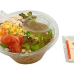 セブンイレブンのパリパリ麺のサラダを比較する。税込価格：365円、カロリー：259kcal、1円あたりカロリー：0.71kcal/円、たんぱく質：6.2g、1円あたりたんぱく質：0.02g/円、脂質：15.1g、炭水化物：25.8g、糖質：23.3g、食物繊維：2.5g、食塩相当量：1.5g。皿うどんと野菜や蒸し鶏を組み合わせた食事としてもおつまみとしても食べられるサラダです。アレルギー：卵、小麦。