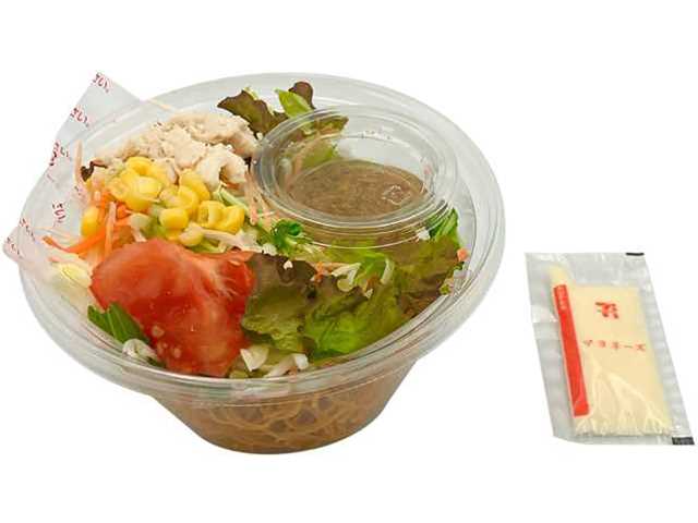 セブンイレブンのパリパリ麺のサラダを比較する。税込価格：365円、カロリー：259kcal、1円あたりカロリー：0.71kcal/円、たんぱく質：6.2g、1円あたりたんぱく質：0.02g/円、脂質：15.1g、炭水化物：25.8g、糖質：23.3g、食物繊維：2.5g、食塩相当量：1.5g。皿うどんと野菜や蒸し鶏を組み合わせた食事としてもおつまみとしても食べられるサラダです。アレルギー：卵、小麦。