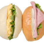 セブンイレブンのミニロールたまごサラダ＆ハムチーズを比較する。税込価格：279円、カロリー：317kcal、1円あたりカロリー：1.14kcal/円、たんぱく質：8.9g、1円あたりたんぱく質：0.03g/円、脂質：18.1g、炭水化物：30.3g、糖質：28.7g、食物繊維：1.6g、食塩相当量：1.3g。生クリーム入りのコッペパンに定番具材のたまごとハム，クリームチーズソースなどを挟み、複数の味わいが楽しめる手軽に持ち運びしやすいボックスタイプのロールパンです。アレルギー：卵、乳、小麦。