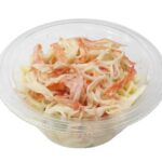 セブンイレブンのカニかまマカロニサラダを比較する。税込価格：235円、カロリー：204kcal、1円あたりカロリー：0.87kcal/円、たんぱく質：7.3g、1円あたりたんぱく質：0.03g/円、脂質：11.9g、炭水化物：17.5g、糖質：16.1g、食物繊維：1.4g、食塩相当量：1.9g。マカロニに、キャベツ、胡瓜、コーン、カニかまを使用したサラダです。からしマヨネーズを効かせ、おつまみとしても食べていただける商品です。アレルギー：卵、小麦、かに。