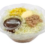 セブンイレブンのくずして食べるパリパリ麺のツナコーンサラダを比較する。税込価格：389円、カロリー：427kcal、1円あたりカロリー：1.10kcal/円、たんぱく質：8g、1円あたりたんぱく質：0.02g/円、脂質：26.1g、炭水化物：41.9g、糖質：38g、食物繊維：3.9g、食塩相当量：2.9g。パリパリ麺をくずしながら、ツナとコーンのサラダと食べていただく仕立てです。からしマヨネーズと和風ドレッシングで、味の変化も楽しめます。アレルギー：卵、小麦。