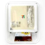 セブンイレブンの冷やっこセット（醤油たれ付）を比較する。税込価格：203円、カロリー：123kcal、1円あたりカロリー：0.61kcal/円、たんぱく質：11.6g、1円あたりたんぱく質：0.06g/円、脂質：5.8g、炭水化物：6.4g、糖質：5.8g、食物繊維：0.6g、食塩相当量：1.2g。喉ごしのよい絹豆腐とだしの利いたたれ、香り高いしょうが、かつお節を詰めた冷やっこセットです。アレルギー：小麦。
