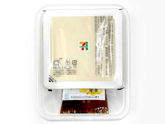 セブンイレブンの冷やっこセット（醤油たれ付）を比較する。税込価格：203円、カロリー：123kcal、1円あたりカロリー：0.61kcal/円、たんぱく質：11.6g、1円あたりたんぱく質：0.06g/円、脂質：5.8g、炭水化物：6.4g、糖質：5.8g、食物繊維：0.6g、食塩相当量：1.2g。喉ごしのよい絹豆腐とだしの利いたたれ、香り高いしょうが、かつお節を詰めた冷やっこセットです。アレルギー：小麦。