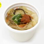 セブンイレブンの１／２日分の野菜が摂れる辛味噌スープ。税込価格：322円、カロリー：165kcal、たんぱく質：8.7g、脂質：7.5g、炭水化物：19g、糖質：12.4g、食物繊維：6.6g、食塩相当量：2.9g。仙台味噌を香味野菜，白胡麻とともにラードで炒め、風味を引き出したコクと旨みのあるスープです。香ばしく食感の良い野菜炒めと辛味噌を盛り付けました。アレルギー：小麦。