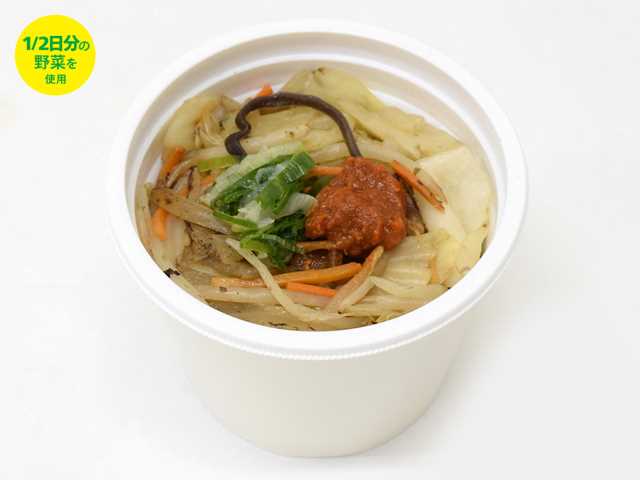 セブンイレブンの１／２日分の野菜が摂れる辛味噌スープ。税込価格：322円、カロリー：165kcal、たんぱく質：8.7g、脂質：7.5g、炭水化物：19g、糖質：12.4g、食物繊維：6.6g、食塩相当量：2.9g。仙台味噌を香味野菜，白胡麻とともにラードで炒め、風味を引き出したコクと旨みのあるスープです。香ばしく食感の良い野菜炒めと辛味噌を盛り付けました。アレルギー：小麦。