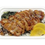 セブンイレブンの甘辛タレの鶏からあげ重を比較する。税込価格：497円、カロリー：437kcal、1円あたりカロリー：0.88kcal/円、たんぱく質：14.1g、1円あたりたんぱく質：0.03g/円、脂質：7.2g、炭水化物：79.5g、糖質：78.3g、食物繊維：1.2g、食塩相当量：3.1g。甘辛タレの唐揚げに広島菜や沢庵を盛り付けた御飯です。アレルギー：卵、小麦。