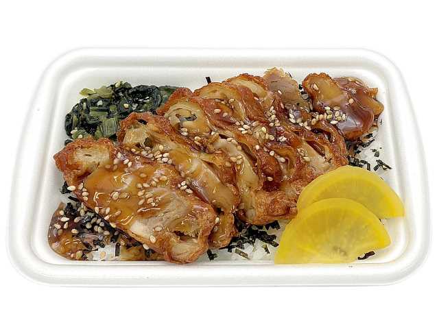 セブンイレブンの甘辛タレの鶏からあげ重を比較する。税込価格：497円、カロリー：437kcal、1円あたりカロリー：0.88kcal/円、たんぱく質：14.1g、1円あたりたんぱく質：0.03g/円、脂質：7.2g、炭水化物：79.5g、糖質：78.3g、食物繊維：1.2g、食塩相当量：3.1g。甘辛タレの唐揚げに広島菜や沢庵を盛り付けた御飯です。アレルギー：卵、小麦。