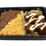 セブンイレブンのピリ辛チキン＆鶏そぼろ弁当を比較する。税込価格：713円、カロリー：798kcal、1円あたりカロリー：1.12kcal/円、たんぱく質：30.1g、1円あたりたんぱく質：0.04g/円、脂質：20.4g、炭水化物：125.1g、糖質：122.1g、食物繊維：3g、食塩相当量：5.1g。優しい味付けの鶏そぼろとスパイシーなピリ辛タレを和えた鶏唐揚げが食べ進みの良いお弁当です。アレルギー：卵、乳、小麦。