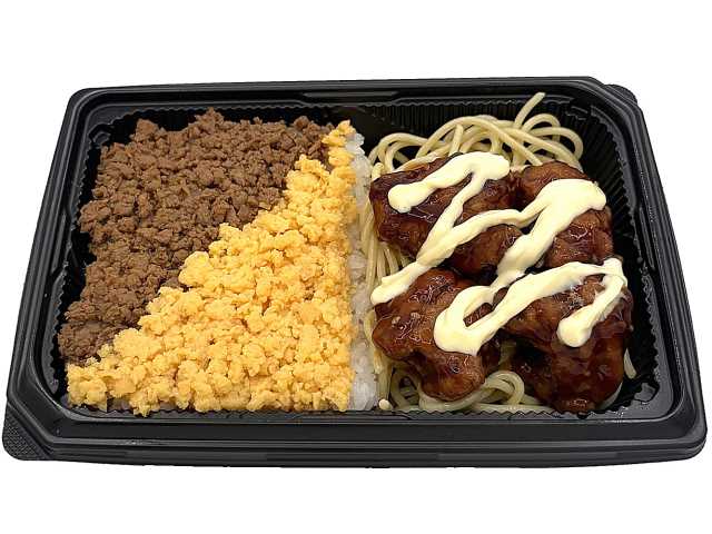 セブンイレブンのピリ辛チキン＆鶏そぼろ弁当を比較する。税込価格：713円、カロリー：798kcal、1円あたりカロリー：1.12kcal/円、たんぱく質：30.1g、1円あたりたんぱく質：0.04g/円、脂質：20.4g、炭水化物：125.1g、糖質：122.1g、食物繊維：3g、食塩相当量：5.1g。優しい味付けの鶏そぼろとスパイシーなピリ辛タレを和えた鶏唐揚げが食べ進みの良いお弁当です。アレルギー：卵、乳、小麦。