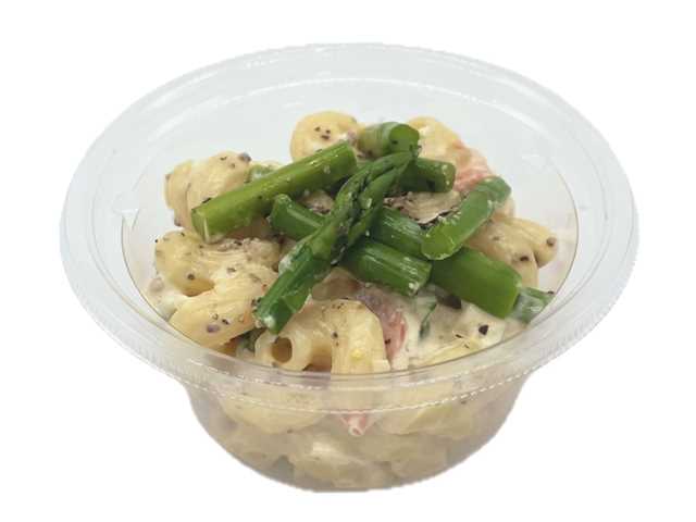 セブンイレブンの旬のアスパラマカロニサラダを比較する。税込価格：322円、カロリー：230kcal、1円あたりカロリー：0.71kcal/円、たんぱく質：4.5g、1円あたりたんぱく質：0.01g/円、脂質：16.6g、炭水化物：16.6g、糖質：14.6g、食物繊維：2g、食塩相当量：2.1g。旬の福島県産アスパラガスを使用したマカロニサラダです。アレルギー：卵、乳、小麦。