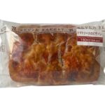 セブンイレブンのトマトソースのピザパンを比較する。税込価格：194円、カロリー：359kcal、1円あたりカロリー：1.85kcal/円、たんぱく質：9.7g、1円あたりたんぱく質：0.05g/円、脂質：15.1g、炭水化物：47g、糖質：45g、食物繊維：2g、食塩相当量：1.5g。ガーリックの香ばしい風味が特長のトマトソースと、チーズを生地に乗せてふんわりと焼き上げた惣菜パンです。アレルギー：卵、乳、小麦。