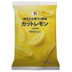 セブンイレブンの７プレミアム カットレモンを比較する。税込価格：192円、カロリー：50kcal、1円あたりカロリー：0.26kcal/円、たんぱく質：0.7g、1円あたりたんぱく質：0.01未満g/円、脂質：0.8g、炭水化物：11.5g、糖質：7.4g、食物繊維：4.1g、食塩相当量：0g。お料理やお酒など様々な用途に使用できる串切りにした豊かな香りと酸味の強さが特長のレモンです。アレルギー：なし。