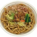 セブンイレブンの五目具材の醤油焼うどんを比較する。税込価格：464円、カロリー：625kcal、1円あたりカロリー：1.35kcal/円、たんぱく質：27.8g、1円あたりたんぱく質：0.06g/円、脂質：14.5g、炭水化物：98.7g、糖質：92.8g、食物繊維：5.9g、食塩相当量：7.1g。彩り豊かに盛り付けた醤油味の焼うどんです。アレルギー：小麦。