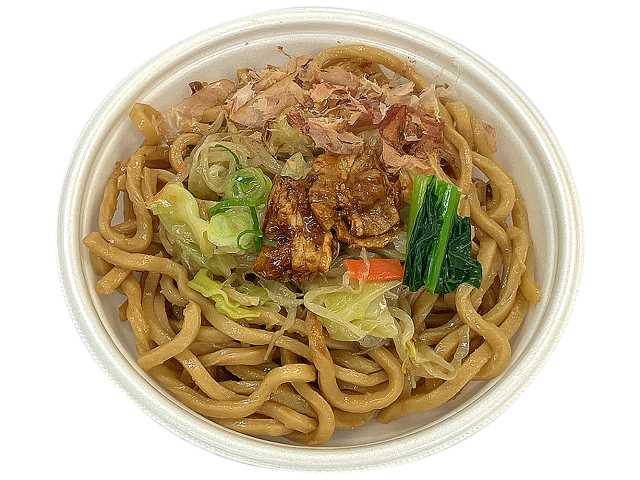 セブンイレブンの五目具材の醤油焼うどんを比較する。税込価格：464円、カロリー：625kcal、1円あたりカロリー：1.35kcal/円、たんぱく質：27.8g、1円あたりたんぱく質：0.06g/円、脂質：14.5g、炭水化物：98.7g、糖質：92.8g、食物繊維：5.9g、食塩相当量：7.1g。彩り豊かに盛り付けた醤油味の焼うどんです。アレルギー：小麦。