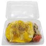 セブンイレブンの玉子をのせた川越太 麺焼そばを比較する。税込価格：430円、カロリー：477kcal、1円あたりカロリー：1.11kcal/円、たんぱく質：16.1g、1円あたりたんぱく質：0.04g/円、脂質：18g、炭水化物：66.2g、糖質：59.2g、食物繊維：7g、食塩相当量：5.3g。埼玉県のご当地メニューのひとつ「川越太麺焼そば」。見た目にも華やかで焼きそばとも相性の良いふんわり玉子をトッピング。アレルギー：卵、小麦。