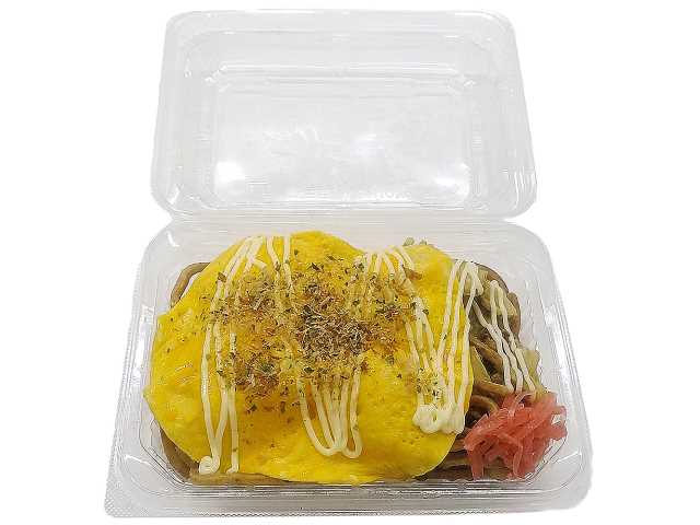 セブンイレブンの玉子をのせた川越太 麺焼そばを比較する。税込価格：430円、カロリー：477kcal、1円あたりカロリー：1.11kcal/円、たんぱく質：16.1g、1円あたりたんぱく質：0.04g/円、脂質：18g、炭水化物：66.2g、糖質：59.2g、食物繊維：7g、食塩相当量：5.3g。埼玉県のご当地メニューのひとつ「川越太麺焼そば」。見た目にも華やかで焼きそばとも相性の良いふんわり玉子をトッピング。アレルギー：卵、小麦。