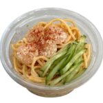 セブンイレブンの海老と明太子スパゲティサラダを比較する。税込価格：279円、カロリー：232kcal、1円あたりカロリー：0.83kcal/円、たんぱく質：8.6g、1円あたりたんぱく質：0.03g/円、脂質：12.4g、炭水化物：22.2g、糖質：20.8g、食物繊維：1.4g、食塩相当量：1.9g。お惣菜やおつまみとしてもお召し上がりいただける、明太子を使用したスパゲティサラダです。アレルギー：卵、小麦、えび。