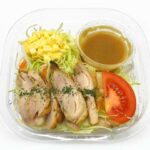 セブンイレブンのローストチキンの パスタサラダを比較する。税込価格：419円、カロリー：372kcal、1円あたりカロリー：0.89kcal/円、たんぱく質：15.8g、1円あたりたんぱく質：0.04g/円、脂質：16.6g、炭水化物：41.6g、糖質：38.1g、食物繊維：3.5g、食塩相当量：2.3g。ローストチキンと数種類の具材が入った玉子サラダを、すりおろし玉ねぎドレッシングで食べるパスタサラダ。アレルギー：卵、小麦。