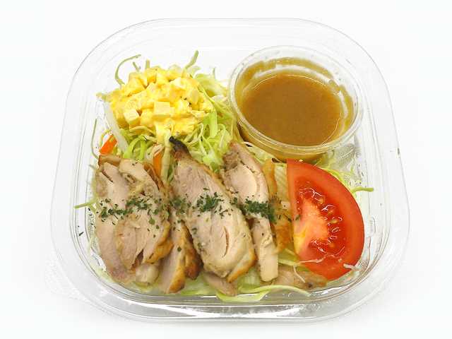 セブンイレブンのローストチキンの パスタサラダを比較する。税込価格：419円、カロリー：372kcal、1円あたりカロリー：0.89kcal/円、たんぱく質：15.8g、1円あたりたんぱく質：0.04g/円、脂質：16.6g、炭水化物：41.6g、糖質：38.1g、食物繊維：3.5g、食塩相当量：2.3g。ローストチキンと数種類の具材が入った玉子サラダを、すりおろし玉ねぎドレッシングで食べるパスタサラダ。アレルギー：卵、小麦。